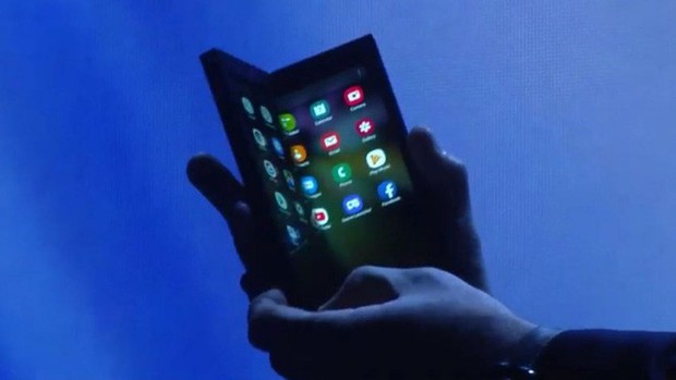 Smartphone màn hình gập Galaxy F của Samsung sẽ bị gãy nếu như gập lại hoàn toàn - Ảnh 1.