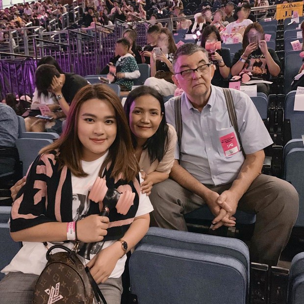 Dàn sao Thái khủng đến ủng hộ em gái quốc tế Lisa tại concert Black Pink, nhưng bố mẹ của cô mới là tâm điểm - Ảnh 19.