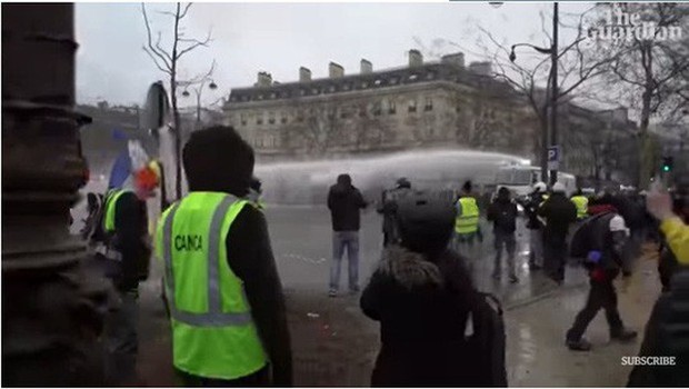 Cảnh sát Pháp dùng vòi rồng và hơi cay trấn áp người biểu tình Áo Vàng - Ảnh 3.