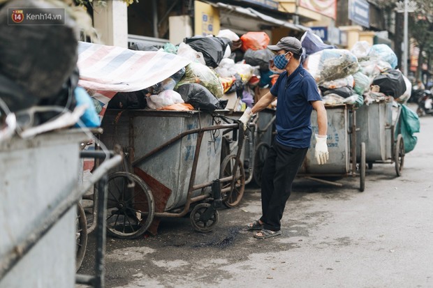 Ảnh, clip: 4 ngày không đổ rác do người dân chặn xe tải vào bãi, nhiều quận nội thành Hà Nội ngập ngụa trong phế thải - Ảnh 10.