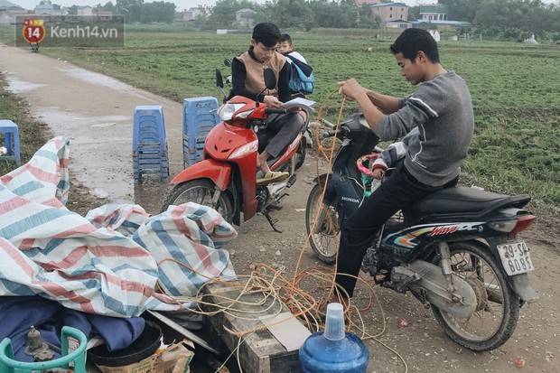 Ảnh, clip: 4 ngày không đổ rác do người dân chặn xe tải vào bãi, nhiều quận nội thành Hà Nội ngập ngụa trong phế thải - Ảnh 15.