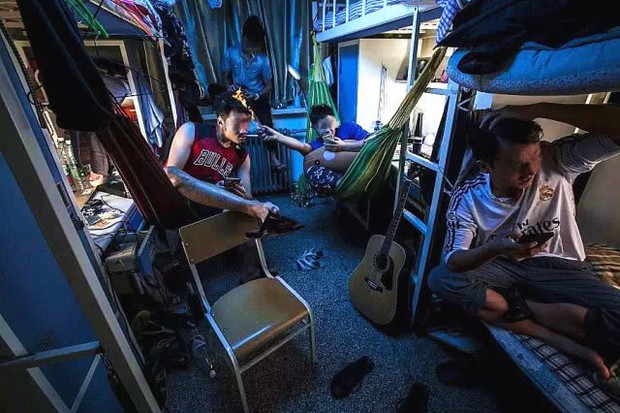 Chùm ảnh: Cuộc sống tăm tối, bừa bộn bên trong ký túc xá các trường Đại học lớn ở Trung Quốc - Ảnh 4.