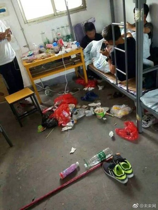 Chùm ảnh: Cuộc sống tăm tối, bừa bộn bên trong ký túc xá các trường Đại học lớn ở Trung Quốc - Ảnh 20.