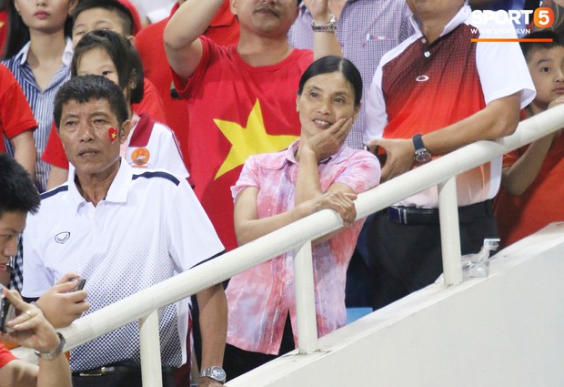 Lý giải bất ngờ của mẹ Văn Hậu về bức ảnh nhìn như thôi miên cậu con trai tại AFF Cup 2018 - Ảnh 3.