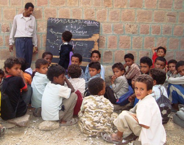 Nền giáo dục của Yemen, đối thủ Việt Nam tại Asian Cup: Những đứa trẻ gầy trơ xương bên cạnh trường học đổ nát, hoang tàn - Ảnh 7.