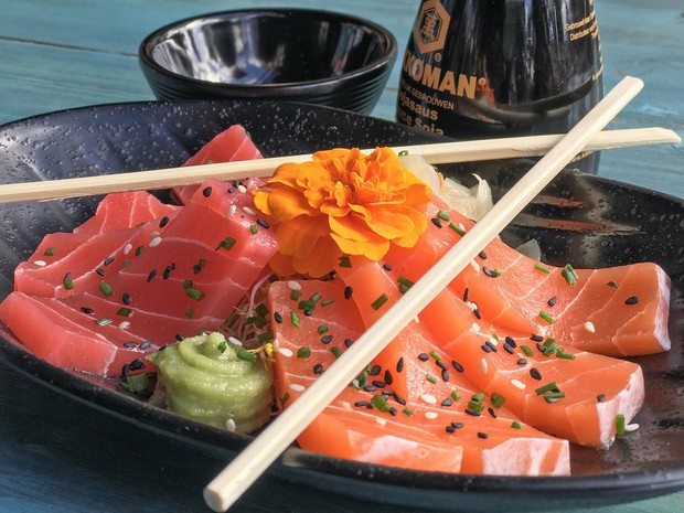 Nhìn cực ngon mắt nhưng bạn sẽ phải ngạc nhiên khi biết đĩa sashimi này được làm từ thứ gì - Ảnh 1.