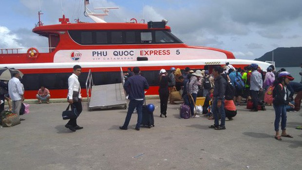 Tàu cao tốc tạm ngưng hoạt động vì bão số 1, nhiều du khách “kẹt” lại Phú Quốc - Ảnh 1.