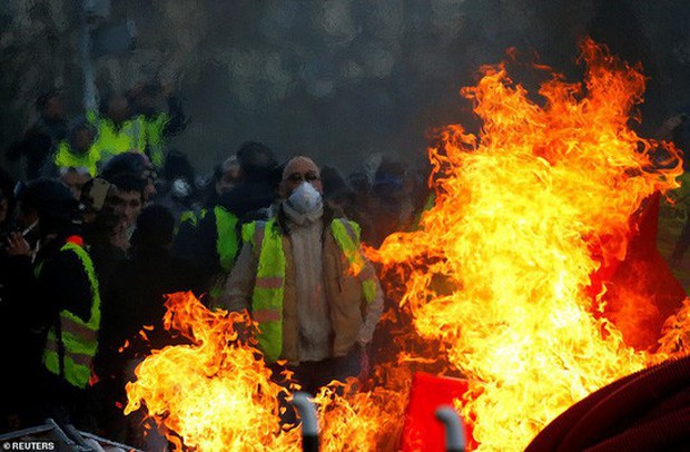 Nước Pháp rực lửa: Biểu tình tuần thứ 10, mang cả quan tài xuống đường - Ảnh 1.
