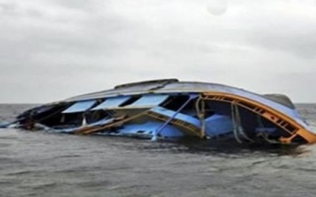 Lật thuyền quá tải ở Indonesia khiến 1 người chết, 12 người mất tích - Ảnh 1.