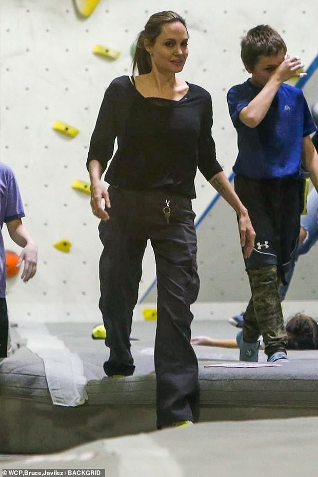 Angelina Jolie có động thái gì giữa lúc Brad Pitt dính tin đồn hẹn hò mỹ nhân Charlize Theron gần 1 tháng? - Ảnh 9.