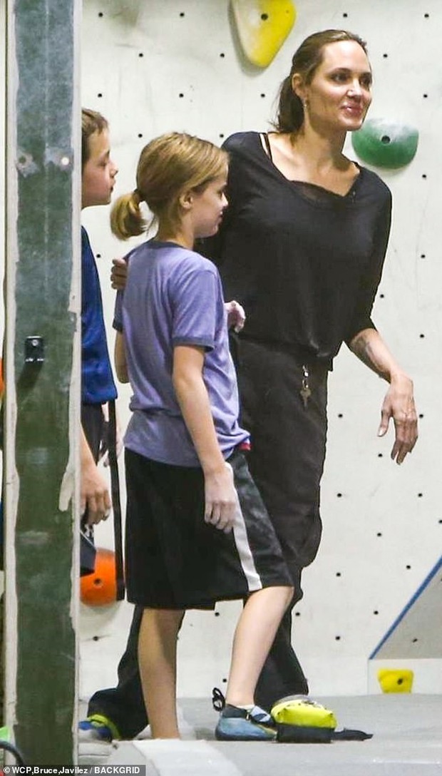 Angelina Jolie có động thái gì giữa lúc Brad Pitt dính tin đồn hẹn hò mỹ nhân Charlize Theron gần 1 tháng? - Ảnh 11.