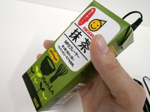 Tưởng đùa mà thật: Lấy ý tưởng từ sự lơ đãng của học sinh, công ty Nhật chế luôn máy nghe nhạc trong vỏ hộp sữa - Ảnh 4.
