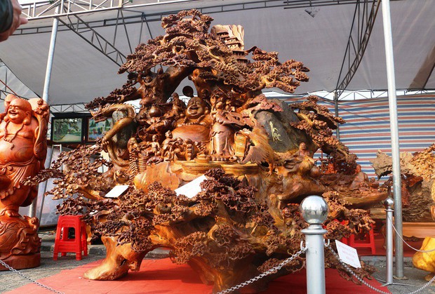 Chiêm ngưỡng bức tượng Phật Di Lặc bằng gỗ hương nặng 3,5 tấn, rao bán 1,2 tỷ ở chợ Tết Thanh Hóa - Ảnh 1.
