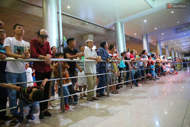 Ảnh: Hàng nghìn người ngồi vật vờ lúc nửa đêm ở sân bay Tân Sơn Nhất đón Việt kiều về quê ăn Tết Kỷ Hợi 2019 - Ảnh 18.