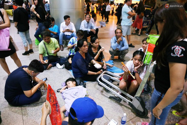 Ảnh: Hàng nghìn người ngồi vật vờ lúc nửa đêm ở sân bay Tân Sơn Nhất đón Việt kiều về quê ăn Tết Kỷ Hợi 2019 - Ảnh 12.