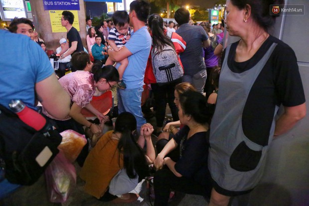 Ảnh: Hàng nghìn người ngồi vật vờ lúc nửa đêm ở sân bay Tân Sơn Nhất đón Việt kiều về quê ăn Tết Kỷ Hợi 2019 - Ảnh 16.
