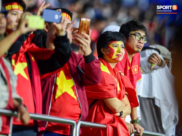 CĐV Việt Nam ở UAE bật khóc, chứng kiến các tuyển thủ đi không vững sau trận đấu với Nhật Bản - Ảnh 9.