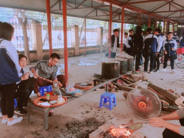 Không khí Tết ở các trường học: Nơi sắm hẳn chậu đào đắt tiền, nơi rộn ràng thi làm bánh chưng - Ảnh 2.