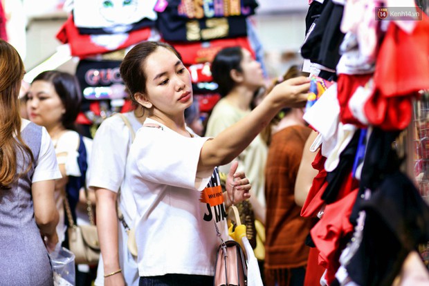 Nhân viên shop thời trang mặc đồ thú bông ra đường mời khách, nhiều tuyến phố mua sắm Sài Gòn tắc nghẽn cuối năm - Ảnh 7.