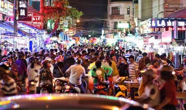 Nhân viên shop thời trang mặc đồ thú bông ra đường mời khách, nhiều tuyến phố mua sắm Sài Gòn tắc nghẽn cuối năm - Ảnh 8.