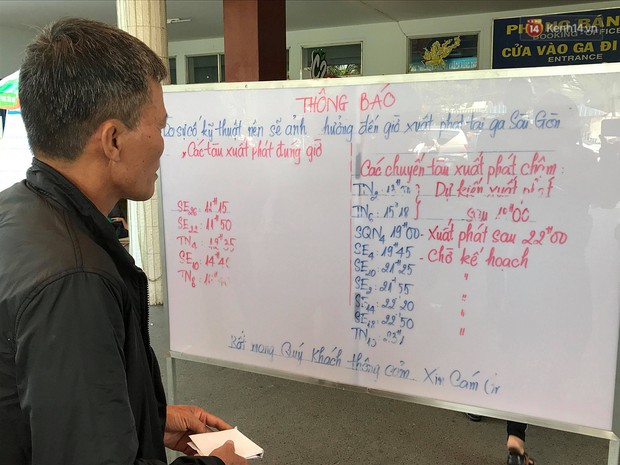 Hàng nghìn khách vật vã ở ga Sài Gòn vì tàu hỏa trật bánh, đường sắt tê liệt - Ảnh 10.