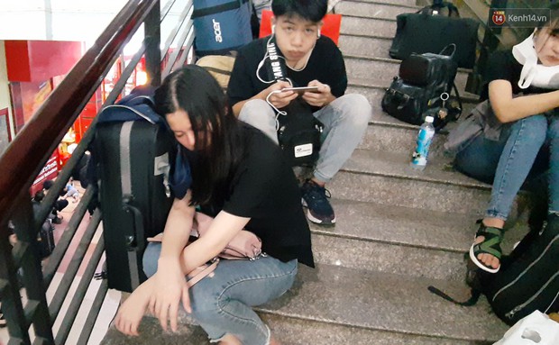 Hàng ngàn người trắng đêm ở ga Sài Gòn, mệt mỏi nằm la liệt chờ tàu về quê đón Tết - Ảnh 3.