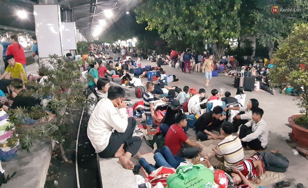 Hàng ngàn người trắng đêm ở ga Sài Gòn, mệt mỏi nằm la liệt chờ tàu về quê đón Tết - Ảnh 8.