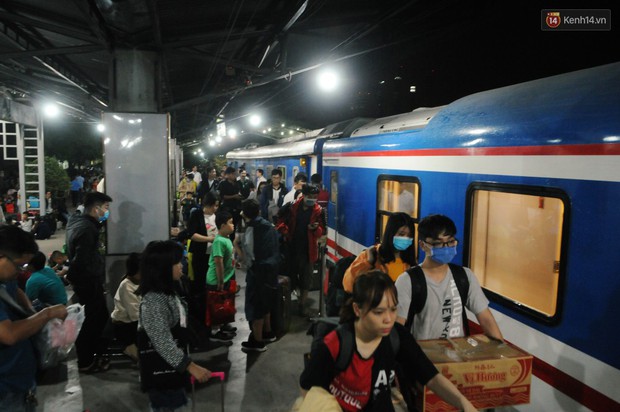 Hàng ngàn người trắng đêm ở ga Sài Gòn, mệt mỏi nằm la liệt chờ tàu về quê đón Tết - Ảnh 13.