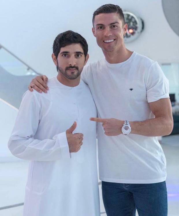 Hai trai đẹp siêu giàu trong một bức ảnh 6 triệu lượt like: Ronaldo nhiều tiền mấy cũng chỉ là muỗi so với thanh niên bên cạnh - Ảnh 1.