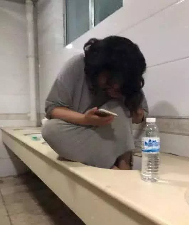 Vỡ vụn con tim vì thất tình, nữ sinh chui vô nhà vệ sinh khóc, làm vỡ bồn rửa mặt của ký túc xá - Ảnh 1.