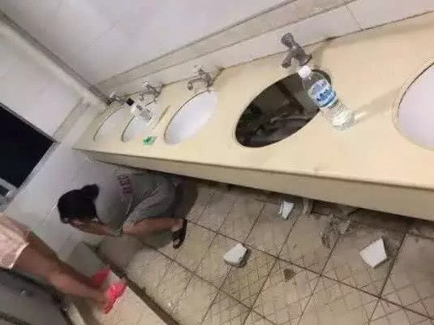 Vỡ vụn con tim vì thất tình, nữ sinh chui vô nhà vệ sinh khóc, làm vỡ bồn rửa mặt của ký túc xá - Ảnh 2.