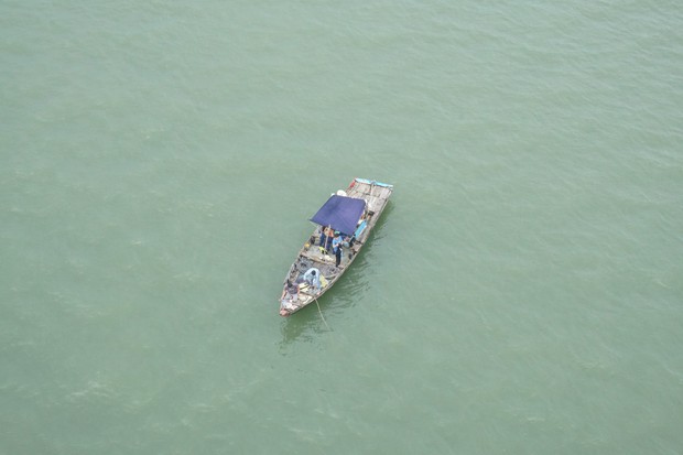 Vụ mẹ già đội mưa chờ tìm con trai trên cầu Đà Nẵng: Thi thể nam thanh niên được phát hiện ở biển An Bàng - Ảnh 4.