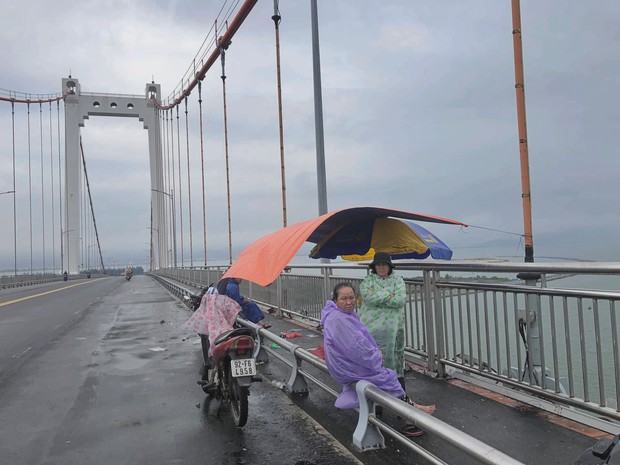 Vụ mẹ già đội mưa chờ tìm con trai trên cầu Đà Nẵng: Thi thể nam thanh niên được phát hiện ở biển An Bàng - Ảnh 3.