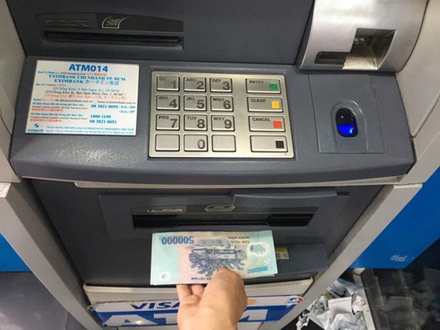 Sẽ xử phạt ngân hàng để máy ATM hết tiền, không hoạt động - Ảnh 1.