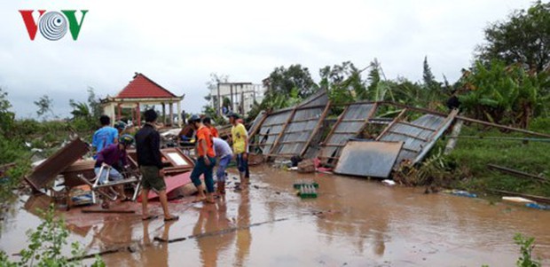 Hơn 100 nhà dân bị sập, tốc mái do bão số 1 ở Bạc Liêu - Ảnh 2.