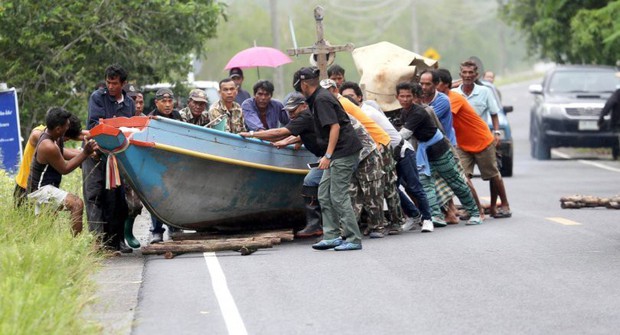 Bão Pabuk gây sóng cao 7m, du khách tháo chạy khỏi các đảo du lịch Thái Lan  - Ảnh 6.