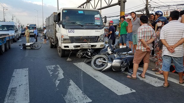 Xe tải tông hàng loạt xe máy giữa giao lộ Sài Gòn, nhiều người bị thương - Ảnh 1.