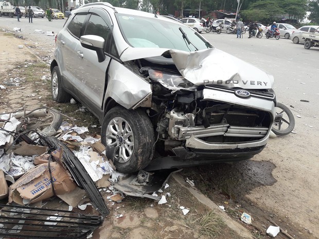 Hà Nội: Ô tô mất lái đâm liên hoàn 1 taxi và 3 xe máy, 2 vợ chồng tử vong thương tâm - Ảnh 2.