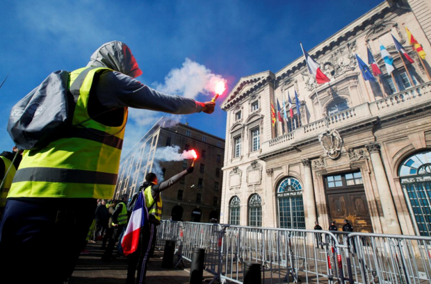Ảnh: Biểu tình bạo lực Pháp tiếp diễn, người phát ngôn chính phủ trốn khỏi văn phòng - Ảnh 8.
