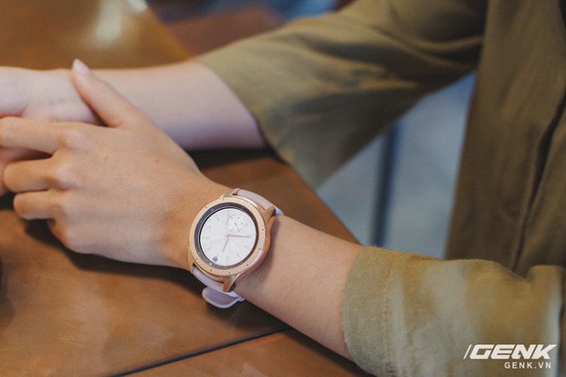 Cận cảnh Samsung Galaxy Watch chính thức tại Việt Nam: Kiểu dáng thanh lịch, màu sắc thời trang giá 7 triệu đồng - Ảnh 11.