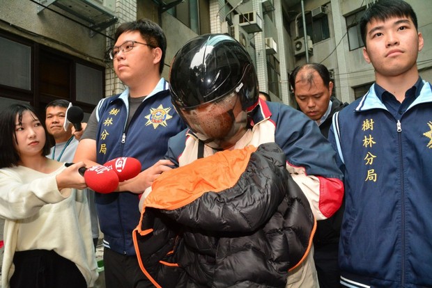 Lao động Việt cùng ông chủ Đài Loan bị bắt vì đột nhập nhà riêng, ép gia chủ chụp ảnh khoả thân - Ảnh 3.