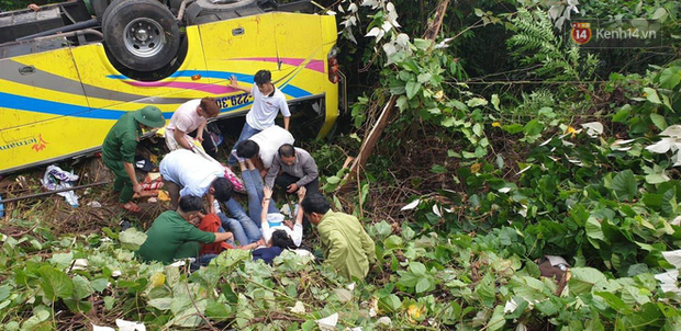 Nóng: Xe khách chở 21 sinh viên lao xuống đèo Hải Vân, 1 người tử vong - Ảnh 7.