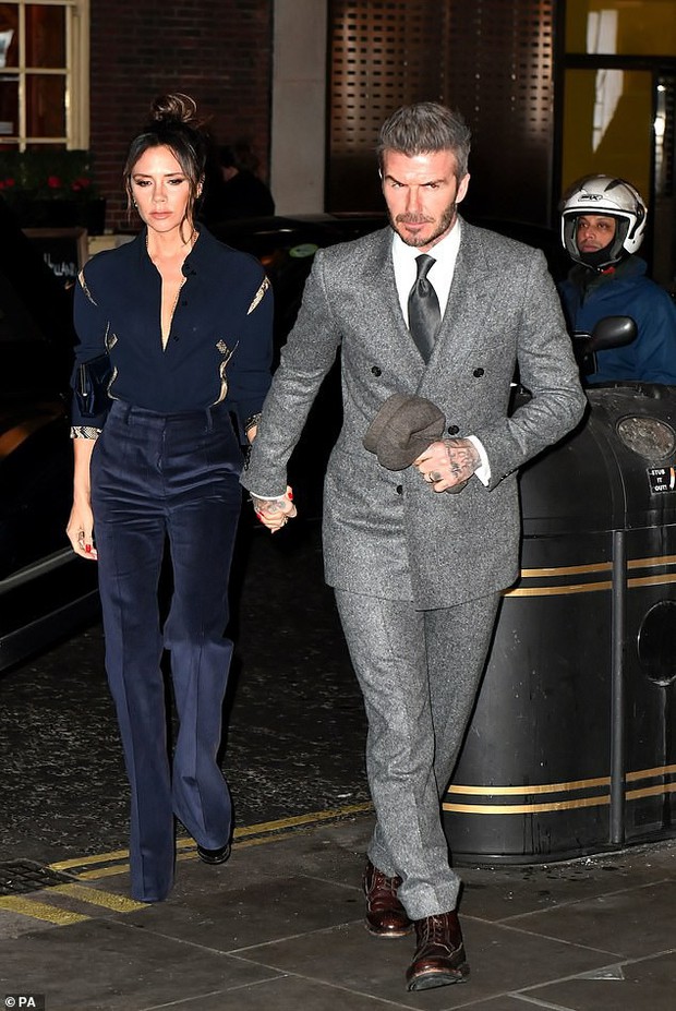 Vợ chồng Beckham nắm chặt tay để chứng minh vẫn hạnh phúc, nhưng biểu cảm của Vic lại gây phản tác dụng - Ảnh 2.