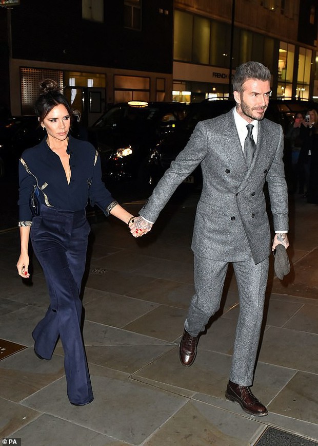 Vợ chồng Beckham nắm chặt tay để chứng minh vẫn hạnh phúc, nhưng biểu cảm của Vic lại gây phản tác dụng - Ảnh 3.