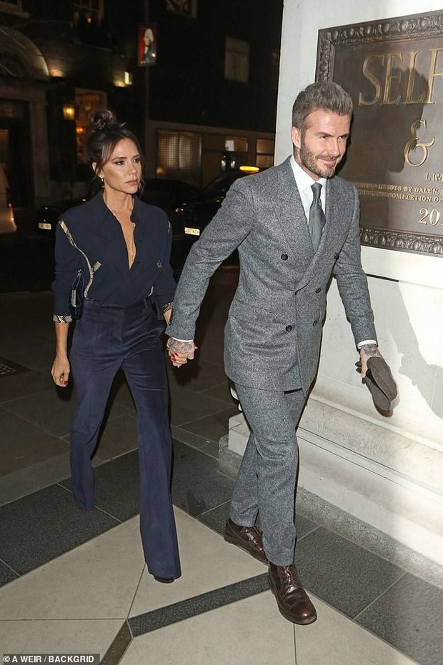 Vợ chồng Beckham nắm chặt tay để chứng minh vẫn hạnh phúc, nhưng biểu cảm của Vic lại gây phản tác dụng - Ảnh 1.