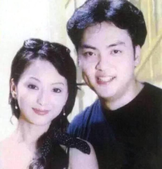 Dàn sao Tể Tướng Lưu Gù sau 21 năm: Hòa Thân lấy fan kém tận 20 tuổi, Càn Long muối mặt vì đứa con hư hỏng - Ảnh 34. Dàn sao Tể Tướng Lưu Gù sau 21 năm: Hòa Thân lấy fan kém tận 20 tuổi, Càn Long muối mặt vì đứa con hư hỏng - Ảnh 34.