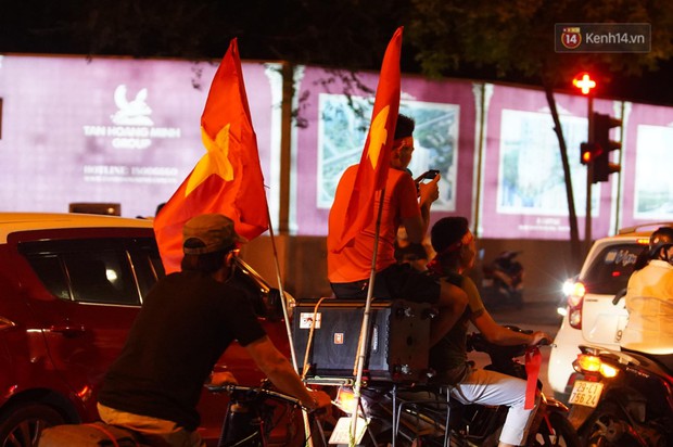 Hàng ngàn CĐV đổ ra đường hò reo, ăn mừng chiến thắng đầu tiên của ĐT Việt Nam tại vòng loại World Cup 2022 - Ảnh 4. Hàng ngàn CĐV đổ ra đường hò reo, ăn mừng chiến thắng đầu tiên của ĐT Việt Nam tại vòng loại World Cup 2022 - Ảnh 4.