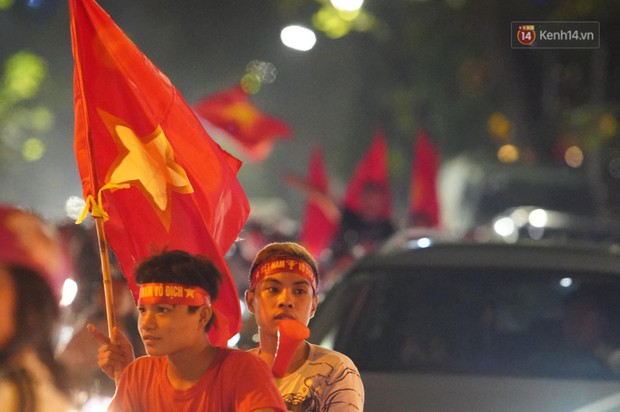 Hàng ngàn CĐV đổ ra đường hò reo, ăn mừng chiến thắng đầu tiên của ĐT Việt Nam tại vòng loại World Cup 2022 - Ảnh 3. Hàng ngàn CĐV đổ ra đường hò reo, ăn mừng chiến thắng đầu tiên của ĐT Việt Nam tại vòng loại World Cup 2022 - Ảnh 3.