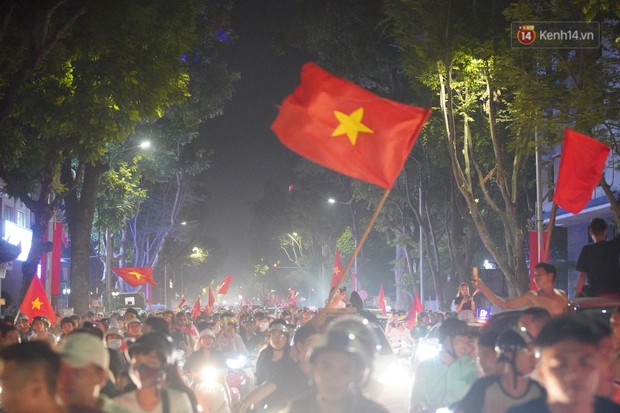 Hàng ngàn CĐV đổ ra đường hò reo, ăn mừng chiến thắng đầu tiên của ĐT Việt Nam tại vòng loại World Cup 2022 - Ảnh 20. Hàng ngàn CĐV đổ ra đường hò reo, ăn mừng chiến thắng đầu tiên của ĐT Việt Nam tại vòng loại World Cup 2022 - Ảnh 20.