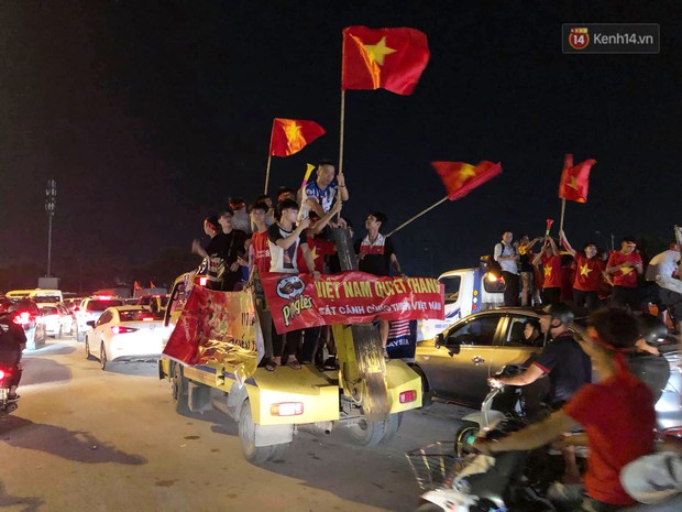 Hàng ngàn CĐV đổ ra đường hò reo, ăn mừng chiến thắng đầu tiên của ĐT Việt Nam tại vòng loại World Cup 2022 - Ảnh 13. Hàng ngàn CĐV đổ ra đường hò reo, ăn mừng chiến thắng đầu tiên của ĐT Việt Nam tại vòng loại World Cup 2022 - Ảnh 13.